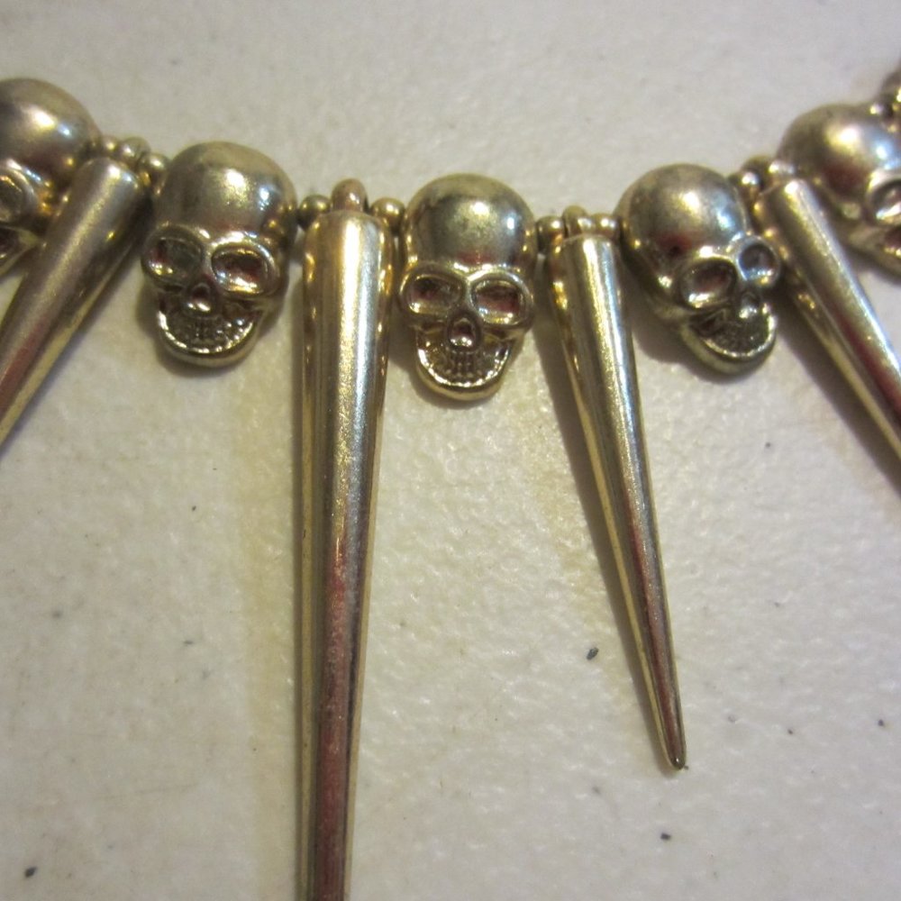 Gold tone skull necklace - Picture 3 of 4